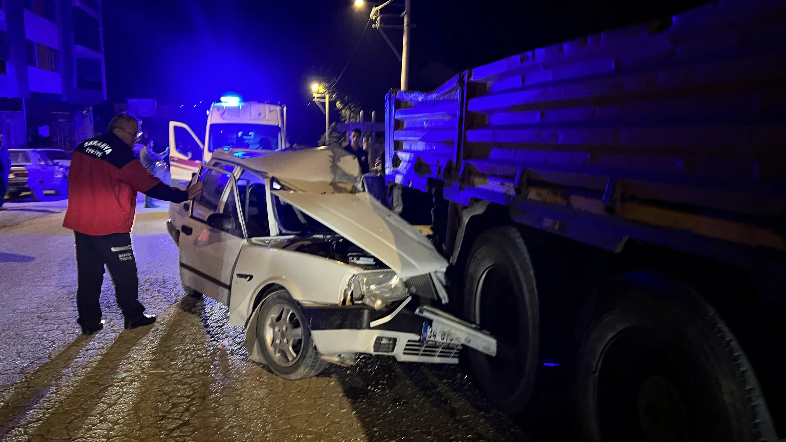 Otomobil, park halindeki kamyona ok gibi saplandı 1 yaralı 8 Otomobil, park halindeki kamyona ok gibi saplandı 1 yaralı