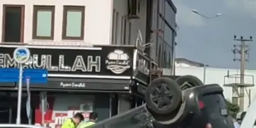 PANELVAN İLE ÇARPIŞAN HAFİF TİCARİ ARAÇ TERS DÖNDÜ