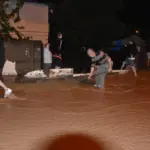 SAĞANAK YAĞIŞ HENDEK İLÇESİNİ DE SULAR ALTINDA BIRAKTI CADDE VE SOKAKLAR GÖLE DÖNDÜ, ÇARESİZ VATANDAŞ NE YAPACAĞINI ŞAŞIRDI