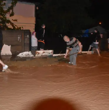 SAĞANAK YAĞIŞ HENDEK İLÇESİNİ DE SULAR ALTINDA BIRAKTI CADDE VE SOKAKLAR GÖLE DÖNDÜ, ÇARESİZ VATANDAŞ NE YAPACAĞINI ŞAŞIRDI