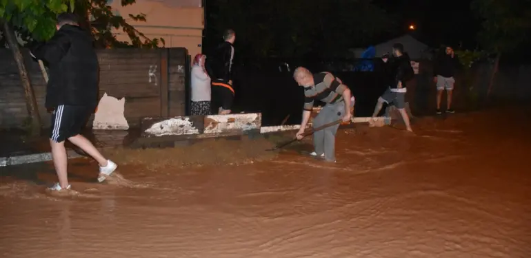 SAĞANAK YAĞIŞ HENDEK İLÇESİNİ DE SULAR ALTINDA BIRAKTI CADDE VE SOKAKLAR GÖLE DÖNDÜ, ÇARESİZ VATANDAŞ NE YAPACAĞINI ŞAŞIRDI