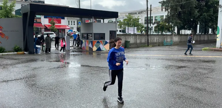 SAKARYA'DA BAZI ADAYLAR SINAVA KOŞARAK SON DAKİKADA YETİŞTİLER