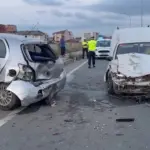 SAKARYA'DA HAFİF TİCARİ ARAÇ PARK HALİNDEKİ OTOMOBİLE ÇARPTI: 2 YARALI