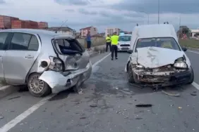SAKARYA'DA HAFİF TİCARİ ARAÇ PARK HALİNDEKİ OTOMOBİLE ÇARPTI: 2 YARALI