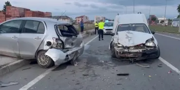 SAKARYA'DA HAFİF TİCARİ ARAÇ PARK HALİNDEKİ OTOMOBİLE ÇARPTI: 2 YARALI