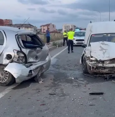 SAKARYA'DA HAFİF TİCARİ ARAÇ PARK HALİNDEKİ OTOMOBİLE ÇARPTI: 2 YARALI