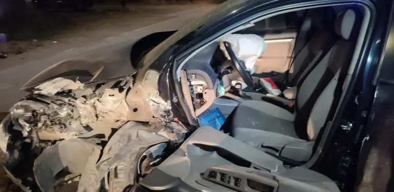 SAKARYA'DA OTOMOBİL DUVARA ÇARPTI: 1 YARALI