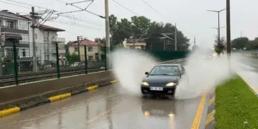 SAKARYA'DA SAĞANAK YAĞIŞ ETKİLİ OLUYOR BAZI CADDELERDE BİRİKEN SU SÜRÜCÜLERE ZOR ANLAR YAŞATTI