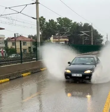 SAKARYA'DA SAĞANAK YAĞIŞ ETKİLİ OLUYOR BAZI CADDELERDE BİRİKEN SU SÜRÜCÜLERE ZOR ANLAR YAŞATTI