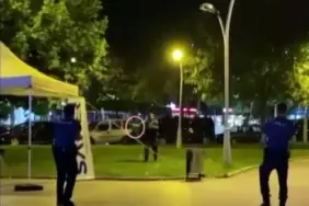 ŞEHRİN GÖBEĞİNDE ELİNE BIÇAĞI ALDI, ORTALIĞI BİRBİRİNE KATTI KENDİSİNE ZARAR VEREMEDEN POLİS ETKİSİZ HALE GETİRDİ