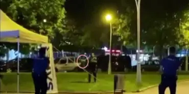 ŞEHRİN GÖBEĞİNDE ELİNE BIÇAĞI ALDI, ORTALIĞI BİRBİRİNE KATTI KENDİSİNE ZARAR VEREMEDEN POLİS ETKİSİZ HALE GETİRDİ