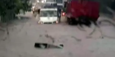 ŞİDDETLİ YAĞMUR, TURİSTİK İLÇE SAPANCA'YI SULAR ALTINDA BIRAKTI GÖLE DÖNEN SOKAKTA ATININ SULARA KAPILMASINI ÖNLEMEK İÇİN MÜCADELE ETTİ