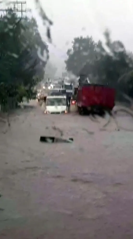 Şiddetli yağmur, turistik ilçe Sapanca’yı sular altında bıraktı