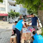 YKS’ye giren öğrencilerin emanetlerini ücretsiz şekilde kabul ettiler 1 YKS'YE GİREN ÖĞRENCİLERİN EMANETLERİNİ ÜCRETSİZ ŞEKİLDE KABUL ETTİLER OKUL ÖNLERİNDE KURDUKLARI STANTLARDA ÖĞRENCİLERE İKRAMDA DA BULUNDULAR İLÇE MÜFTÜLÜĞÜNDEN ÖRNEK DAVRANIŞ