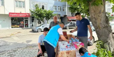 YKS'YE GİREN ÖĞRENCİLERİN EMANETLERİNİ ÜCRETSİZ ŞEKİLDE KABUL ETTİLER OKUL ÖNLERİNDE KURDUKLARI STANTLARDA ÖĞRENCİLERE İKRAMDA DA BULUNDULAR İLÇE MÜFTÜLÜĞÜNDEN ÖRNEK DAVRANIŞ