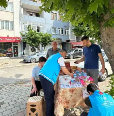 YKS'YE GİREN ÖĞRENCİLERİN EMANETLERİNİ ÜCRETSİZ ŞEKİLDE KABUL ETTİLER OKUL ÖNLERİNDE KURDUKLARI STANTLARDA ÖĞRENCİLERE İKRAMDA DA BULUNDULAR İLÇE MÜFTÜLÜĞÜNDEN ÖRNEK DAVRANIŞ