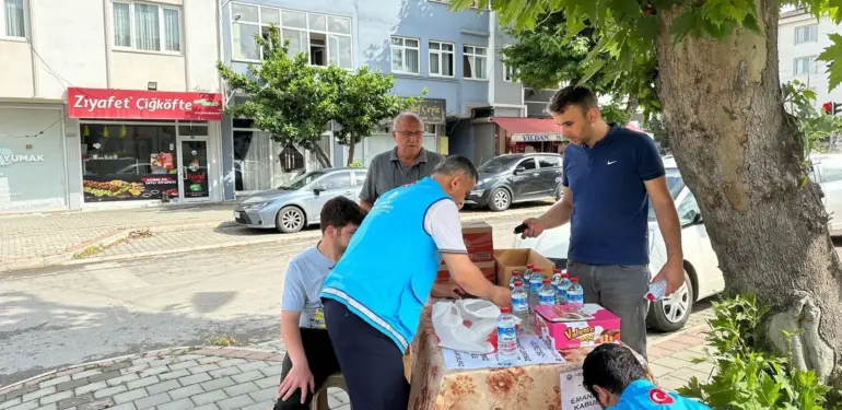 YKS'YE GİREN ÖĞRENCİLERİN EMANETLERİNİ ÜCRETSİZ ŞEKİLDE KABUL ETTİLER OKUL ÖNLERİNDE KURDUKLARI STANTLARDA ÖĞRENCİLERE İKRAMDA DA BULUNDULAR İLÇE MÜFTÜLÜĞÜNDEN ÖRNEK DAVRANIŞ