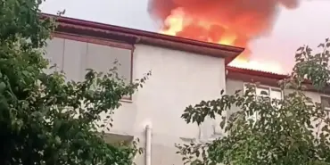 YILDIRIM DÜŞEN EVİN ÇATISI ALEV ALDI