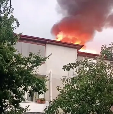 YILDIRIM DÜŞEN EVİN ÇATISI ALEV ALDI