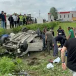D-100'DE KONTROLDEN ÇIKAN OTOMOBİL TAKLA ATTI: 3 YARALI ÖNCE ÇÖP KONTEYNERİNE ARDINDAN ELEKTRİK DİREĞİNE ÇARPTI