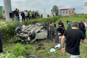D-100'DE KONTROLDEN ÇIKAN OTOMOBİL TAKLA ATTI: 3 YARALI ÖNCE ÇÖP KONTEYNERİNE ARDINDAN ELEKTRİK DİREĞİNE ÇARPTI