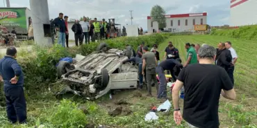 D-100'DE KONTROLDEN ÇIKAN OTOMOBİL TAKLA ATTI: 3 YARALI ÖNCE ÇÖP KONTEYNERİNE ARDINDAN ELEKTRİK DİREĞİNE ÇARPTI