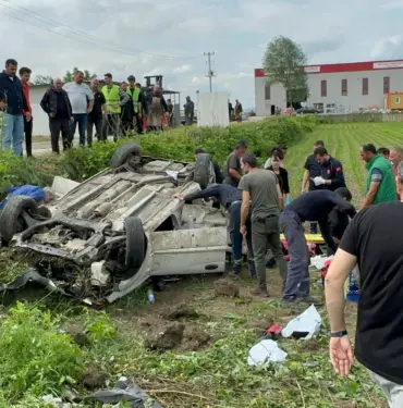 D-100'DE KONTROLDEN ÇIKAN OTOMOBİL TAKLA ATTI: 3 YARALI ÖNCE ÇÖP KONTEYNERİNE ARDINDAN ELEKTRİK DİREĞİNE ÇARPTI