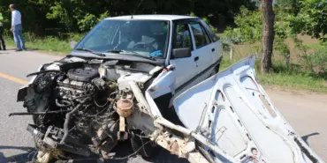 DUBLE YOLDA KORKUTAN KAZA: KONTROLDEN ÇIKARAK KARŞI YÖNE GEÇTİ 3 ARACIN KARIŞTIĞI ZİNCİRLEME KAZADA 2 KİŞİ YARALANDI