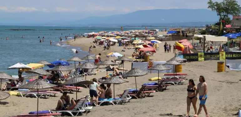 BAYRAMIN İLK GÜNÜ O SAHİL DOLDU TAŞTI SAKARYA'DA BODRUM SAHİLLERİNİ ARATMAYAN GÖRÜNTÜLER 9 GÜNLÜK BAYRAMI TATİLİNİ FIRSAT BİLEN VATANDAŞLAR SOLUĞU KARASU'DA ALDI