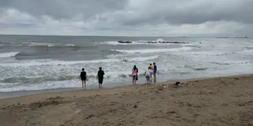 SAKARYA SAHİLLERİNDE DENİZE GİRİŞ YASAKLANDI O SAHİLLERE KIRMIZI BAYRAKLAR ASILDI, VATANDAŞLAR YÜRÜYÜŞ YAPMAKLA YETİNDİ