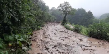 7 MAHALLEYİ BAĞLAYAN YOL HEYELAN SEBEBİYLE KAPANDI, EKİPLER SEFERBER OLDU