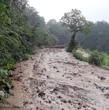 7 MAHALLEYİ BAĞLAYAN YOL HEYELAN SEBEBİYLE KAPANDI, EKİPLER SEFERBER OLDU