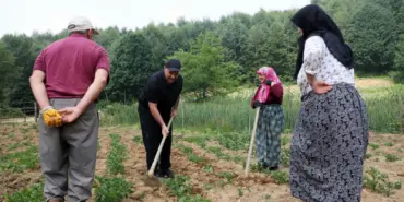 VALİ KALDIRIM, ELİNE ALDIĞI ÇAPAYLA VATANDAŞA YARDIM ETTİ ÇAPA YAPARKEN VATANDAŞLA SOHBETE DALINCA ORTAYA SAMİMİ BU GÖRÜNTÜLER ÇIKTI