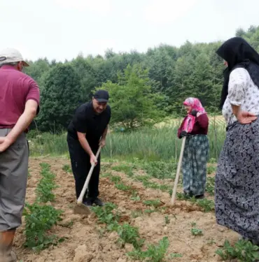 VALİ KALDIRIM, ELİNE ALDIĞI ÇAPAYLA VATANDAŞA YARDIM ETTİ ÇAPA YAPARKEN VATANDAŞLA SOHBETE DALINCA ORTAYA SAMİMİ BU GÖRÜNTÜLER ÇIKTI