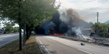 D-650'DE TIR BOMBA GİBİ PATLADI, FACİADAN DÖNÜLDÜ BARİYERLERE ÇARPAN CAM YÜKLÜ TIR ALEV TOPUNA DÖNDÜ: PATLAYAN ARAÇTAN ATLAYAN SÜRÜCÜ SON ANDA KURTULDU O ESNADA ÇEKİLEN GÖRÜNTÜLER OLAYIN ŞİDDETİNİ GÖZLER ÖNÜNE SERDİ