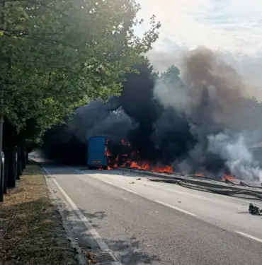 D-650'DE TIR BOMBA GİBİ PATLADI, FACİADAN DÖNÜLDÜ BARİYERLERE ÇARPAN CAM YÜKLÜ TIR ALEV TOPUNA DÖNDÜ: PATLAYAN ARAÇTAN ATLAYAN SÜRÜCÜ SON ANDA KURTULDU O ESNADA ÇEKİLEN GÖRÜNTÜLER OLAYIN ŞİDDETİNİ GÖZLER ÖNÜNE SERDİ