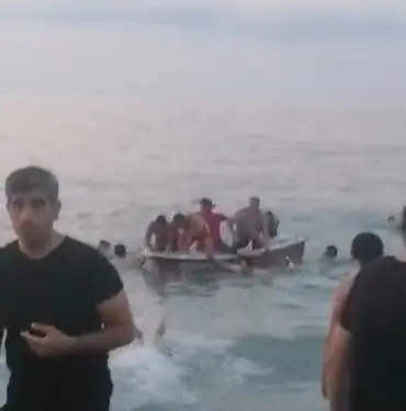 15 YAŞINDAKİ ÇOCUK GİRDİĞİ DENİZDE BOĞULDU CANKURTARANLAR KAYIKTA DAKİKALARCA KALP MASAJI YAPTI AMA KURTARILAMADI