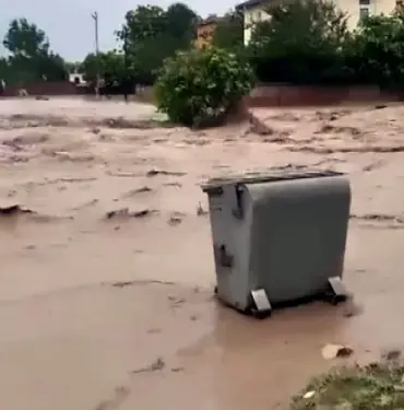 DERE TAŞTI MAHALLE SULAR ALTINDA KALDI SAKARYA'DA ŞİDDETİ AZALAN YAĞIŞ DEVAM EDİYOR