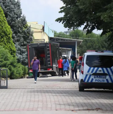 FABRİKADA ZEHİRLENME ŞÜPHESİYLE 47 İŞÇİ HASTANEYE BAŞVURDU ÇAMAŞIR SUYU İLE TUZ RUHUNUN KARIŞIMINDAN ORTAYA ÇIKAN GAZ İŞÇİLERİ ZEHİRLEMİŞ