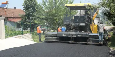AKYAZI'NIN MAHALLELERİ ASFALT İLE GÜZELLEŞİYOR