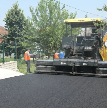 AKYAZI'NIN MAHALLELERİ ASFALT İLE GÜZELLEŞİYOR