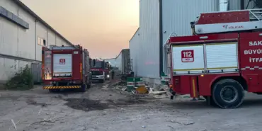KERESTE FABRİKASINDA KORKUTAN YANGIN: EKİPLERİN MÜDAHALESİ FACİAYI ÖNLEDİ