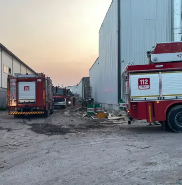KERESTE FABRİKASINDA KORKUTAN YANGIN: EKİPLERİN MÜDAHALESİ FACİAYI ÖNLEDİ