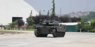 TÜRKİYE'NİN İLK AĞIR SINIF PALETLİ İNSANSIZ ZIRHLI ARACI GÖRÜCÜYE ÇIKTI
