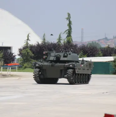 TÜRKİYE'NİN İLK AĞIR SINIF PALETLİ İNSANSIZ ZIRHLI ARACI GÖRÜCÜYE ÇIKTI