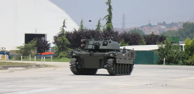 TÜRKİYE'NİN İLK AĞIR SINIF PALETLİ İNSANSIZ ZIRHLI ARACI GÖRÜCÜYE ÇIKTI