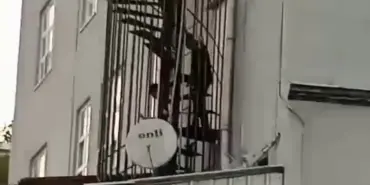 ÇOCUKLARIN TEHLİKELİ OYUNU: ÖNCE YANGIN MERDİVENİ SONRA OKUL ÇATISI