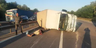 ANADOLU OTOYOLU'NU KİLİTLEYEN KAZA: 1 YARALI KONTROLDEN ÇIKAN KAMYONET YAN YATTI