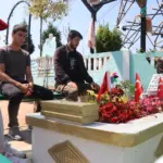 KANSERDEN KAYBETTİĞİ EŞİNİN KABRİNİ BU HALE GETİRDİ: GÖREN DÖNÜP BİR DAHA BAKIYOR HER GÜN ZİYARET ETTİĞİ EŞİNİN MEZARI BAŞINDA BOĞAZI DÜĞÜMLENDİ ÖMER AYVAZ: "ONA LAYIK OLMAYA, VEFA BORCUMU ÖDEMEYE ÇALIŞIYORUM"
