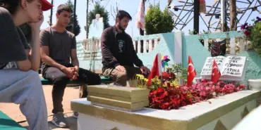 KANSERDEN KAYBETTİĞİ EŞİNİN KABRİNİ BU HALE GETİRDİ: GÖREN DÖNÜP BİR DAHA BAKIYOR HER GÜN ZİYARET ETTİĞİ EŞİNİN MEZARI BAŞINDA BOĞAZI DÜĞÜMLENDİ ÖMER AYVAZ: "ONA LAYIK OLMAYA, VEFA BORCUMU ÖDEMEYE ÇALIŞIYORUM"